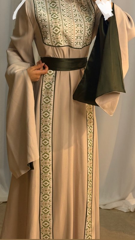 فستان مطرز عصري