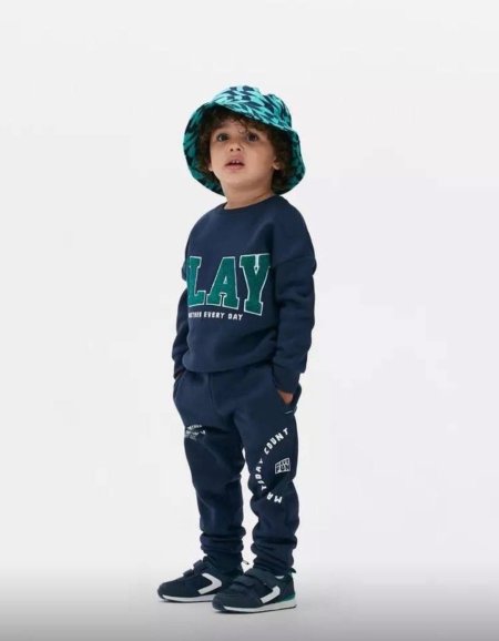 طقم ولادي مكون من قطعتين مع عباره PLAY